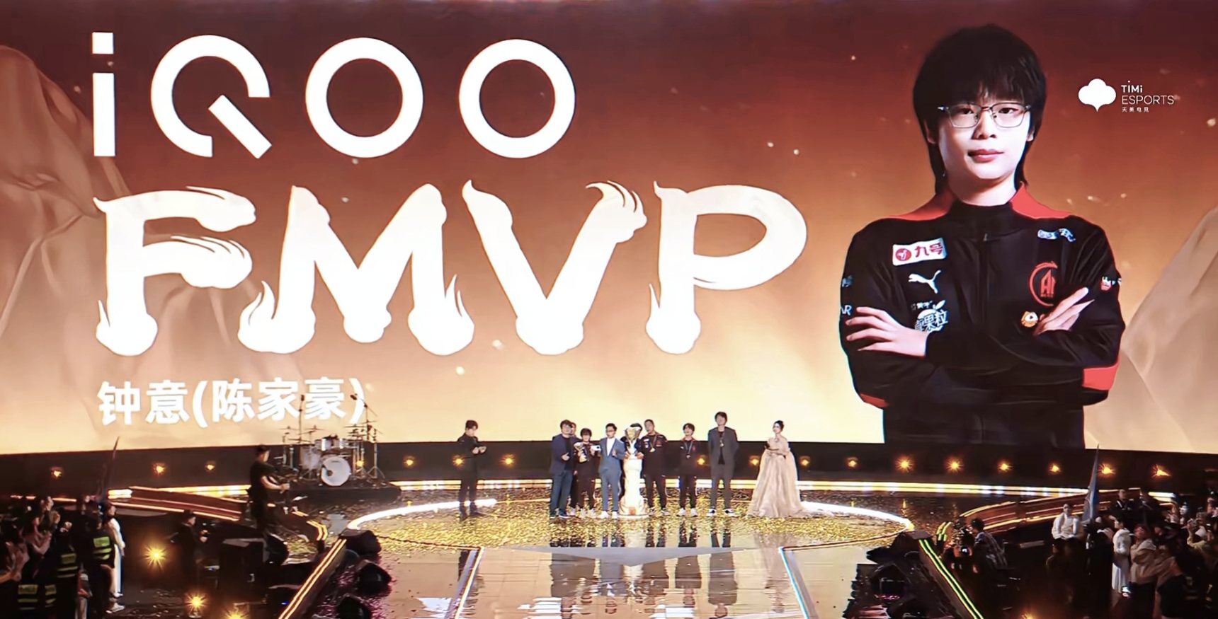 包含CLG碾压FLY，Xiaohu完成史诗逆转鏖战多局成都决赛之夜，强势挺进下一轮的词条