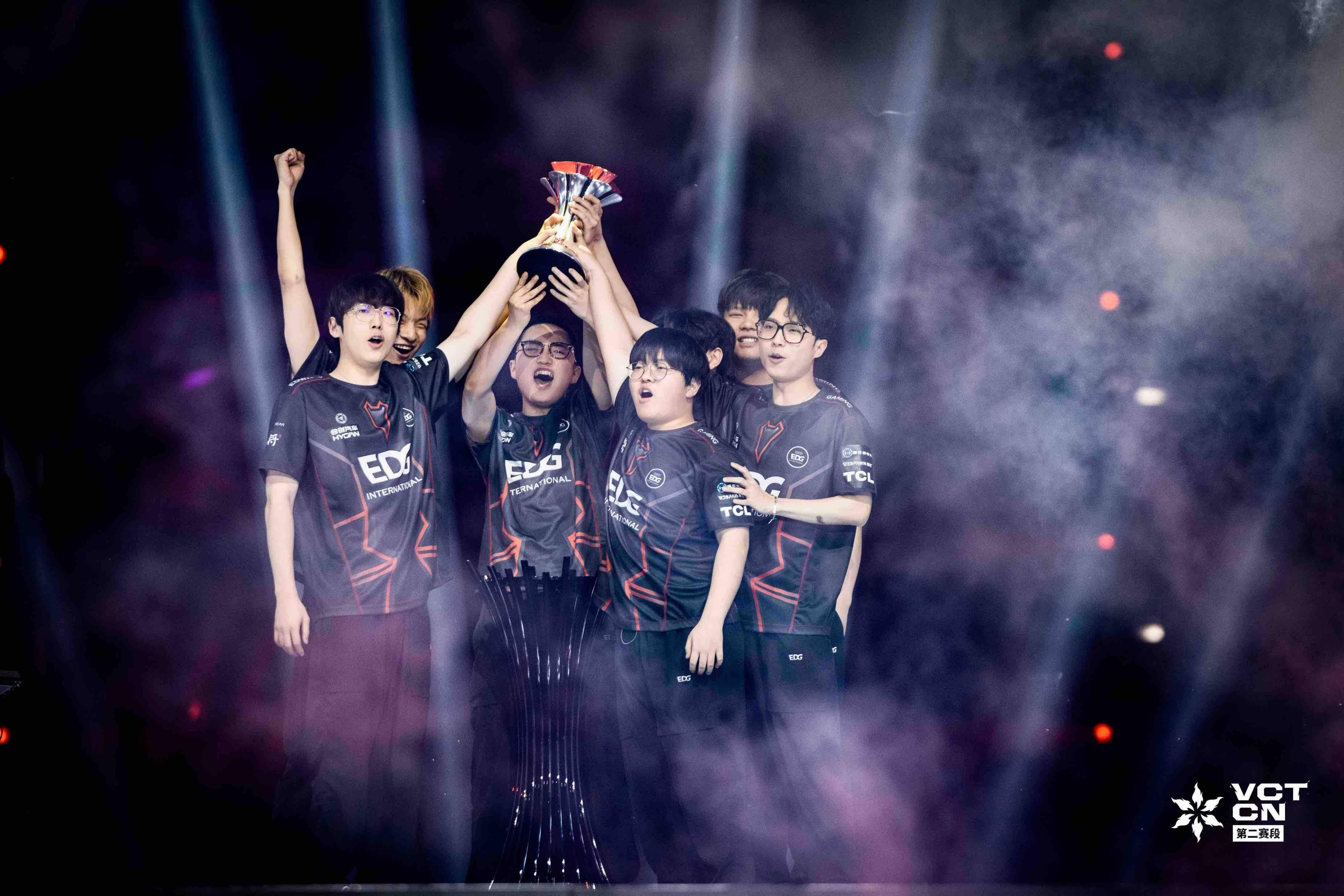 RNG翻盘FPX，Uzi完成史诗逆转顶尖较量小组赛，点燃全场激情