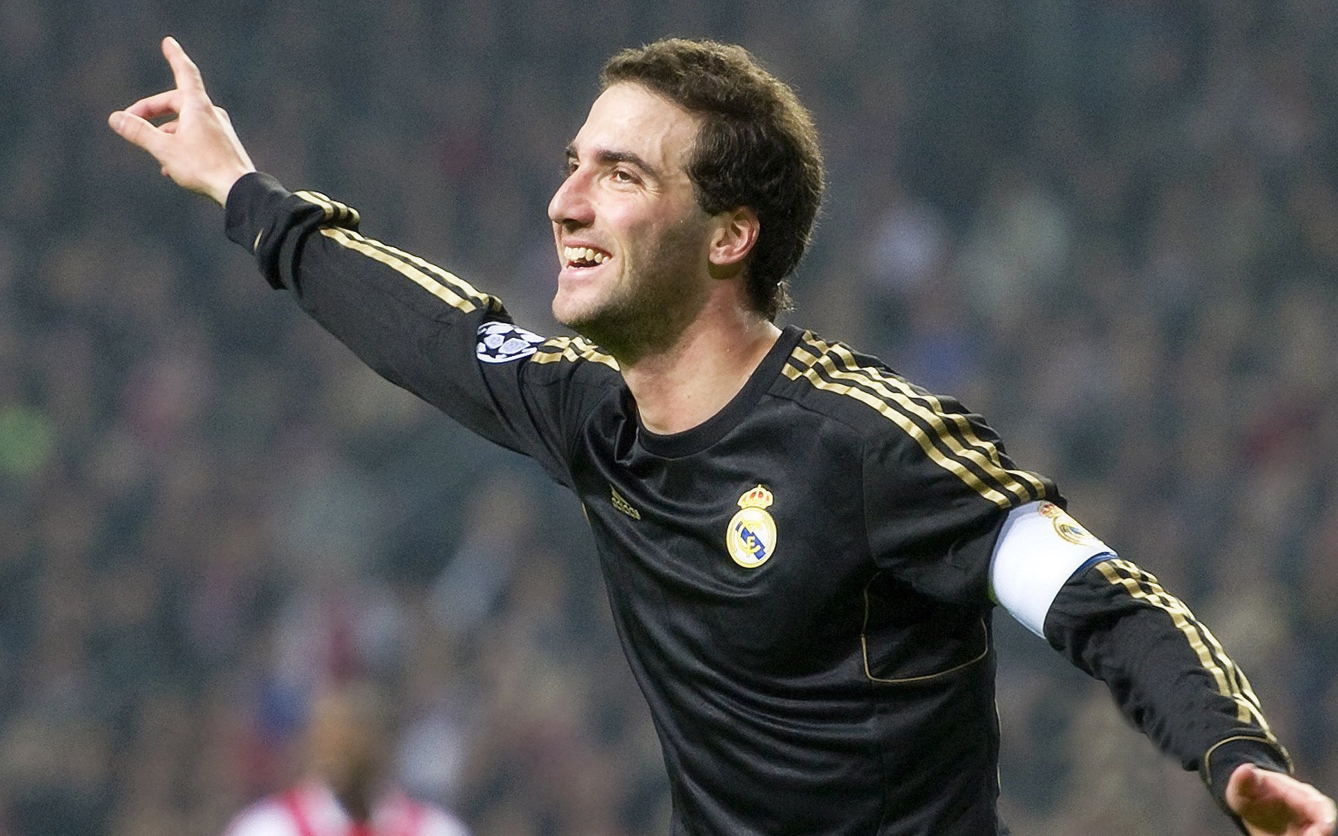 引擎轰鸣与篮球绝杀，在F1的喧嚣背后，德罗赞用沉默的中投为自己加冕